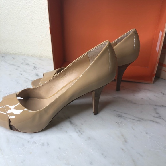 Via Spiga Nude Criss Cross Peep Toe Pump 3” Heels patent leather Size 10 1/2 M - Picture 4 of 9